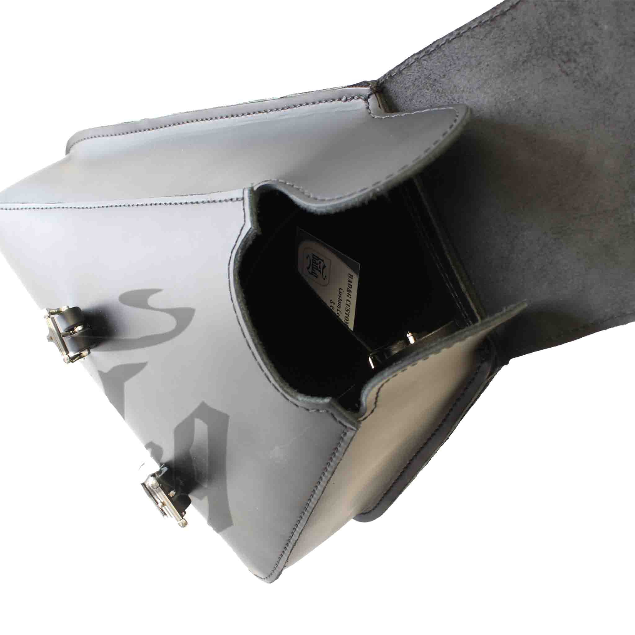 Upgrade your Harley-Davidson® V-Rod® with the VRR03 V-Rod® Right Side Solo Bag. Hand crafted in USA with premium leather and top quality hardware. Durable and stylish, it's the perfect fit for your motorcycle.